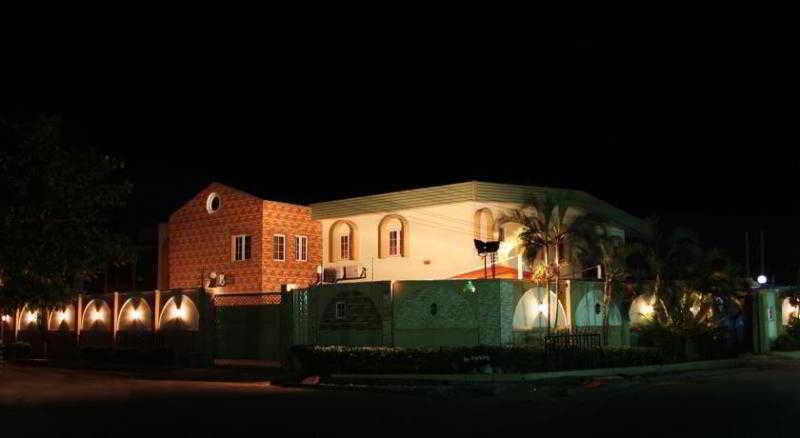 Charlies Place And Suites Lagos Exterior foto
